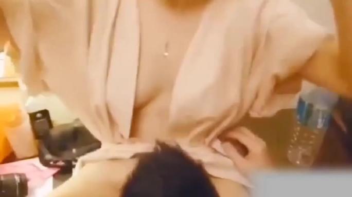 【换妻俱乐部】金手指扣得荡妇淫叫声不断,多P场面劲爆 预览截图 2