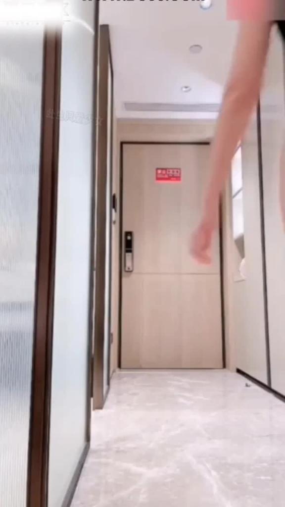 【露出精选】楼道冲刺户外露出被发现就是社死玩的就是刺激 预览截图 6