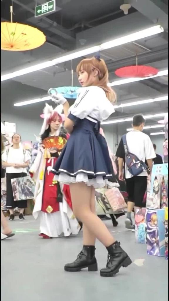 【漫展抄底】蓝色妖姬美少女 淫水四溅 白内裤变黄内裤 预览截图 9