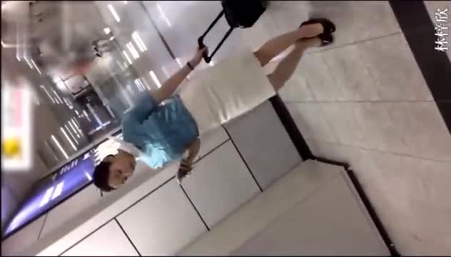 【抄底极品】成都万达抄底极品开档黑丝 美女故意的 预览截图 1