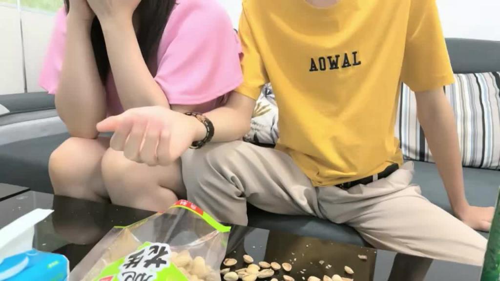 白嫖美少妇,妹子背着老公跟炮友偷情被无套内射 预览截图 1