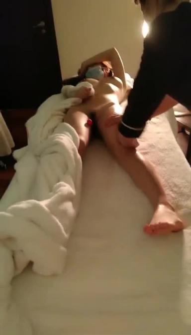 【真实女子SPA】萌妹子找女技师全身推油 诱人身材逼逼塞跳蛋 预览截图 5