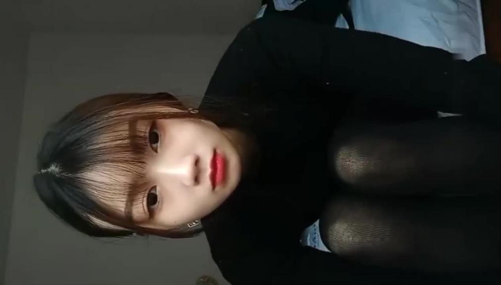 【福利】姐弟乱伦00后亲姐姐趁爸妈不在家，姐弟两互摸乱搞无套输出内射 预览截图 6