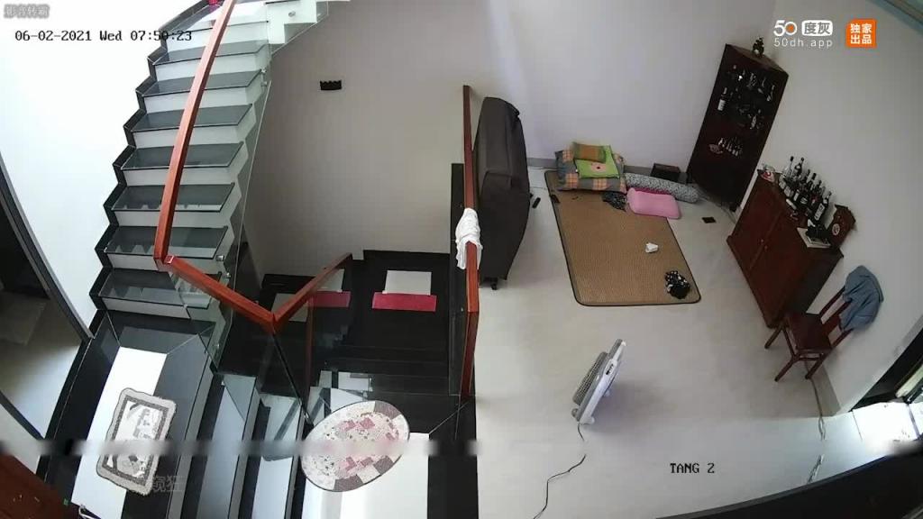 【父女乱伦】破解摄像头记录光头男持续多天大战前凸后翘的女儿 预览截图 7