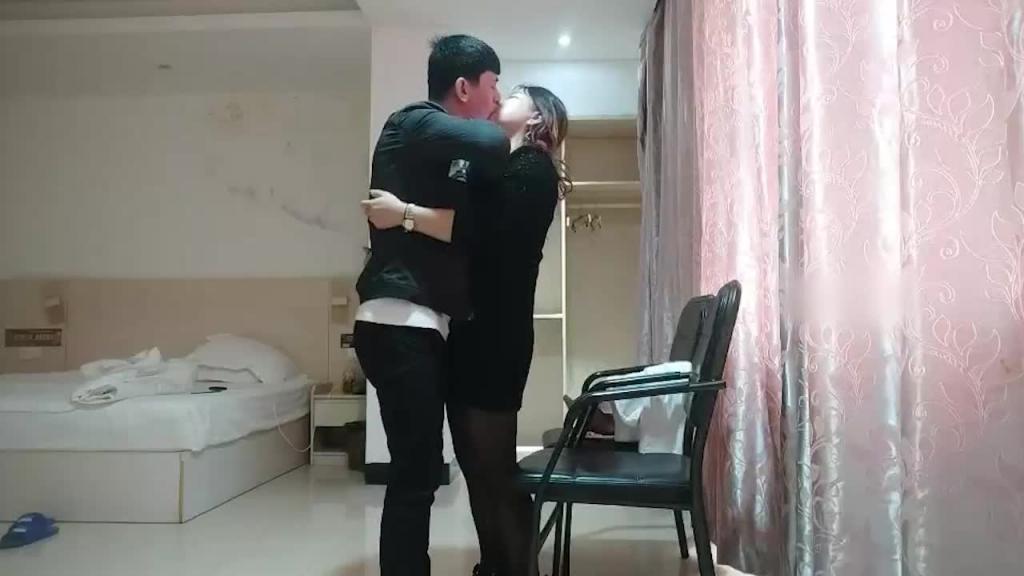 第一次出来偷情的巨乳黑丝人妻,我厉害还是你老公厉害 预览截图 7