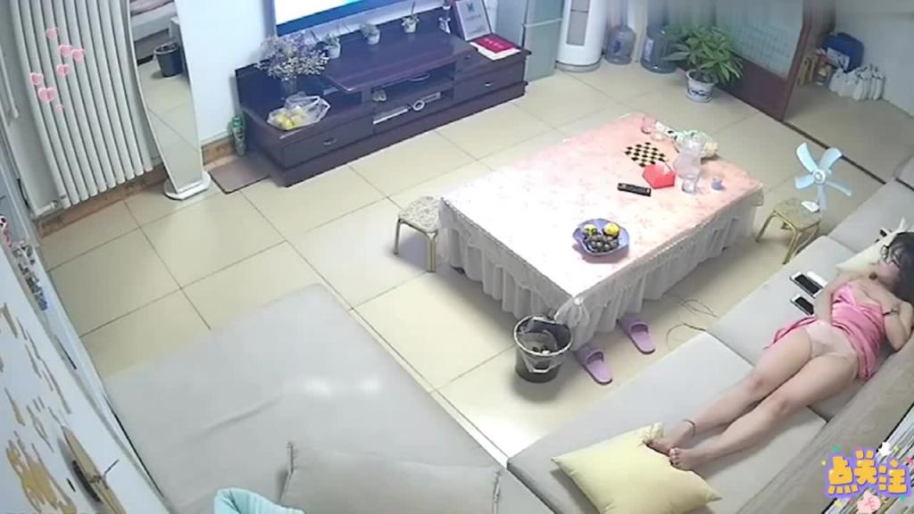 【监控破解】女人寂寞时候也在家打飞机看毛片 预览截图 5