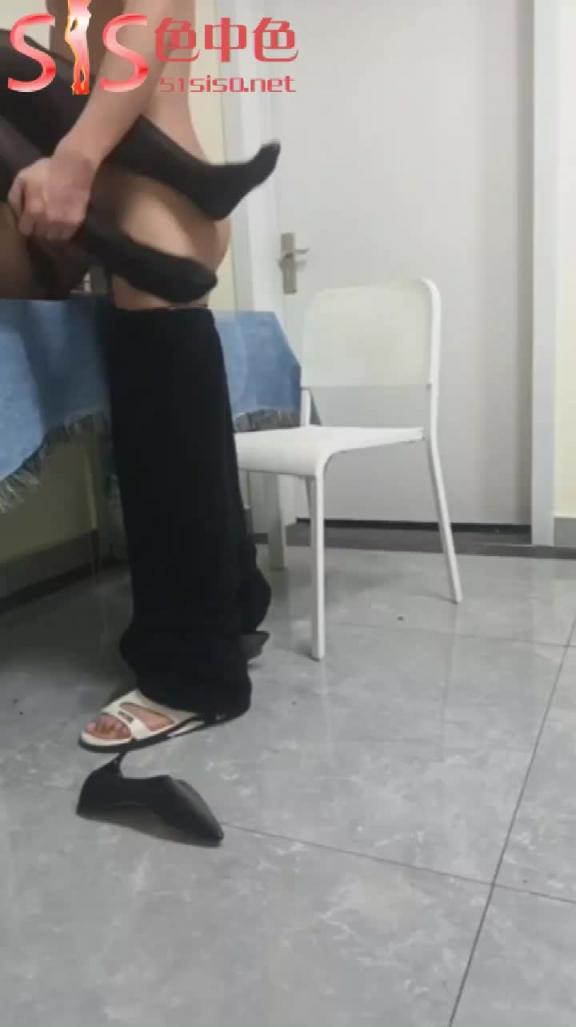丈母娘这个骚货说一定要让我插进去使劲操她,舔丈母娘的大水逼多种体位姿势爆操黑丝岳母 预览截图 9