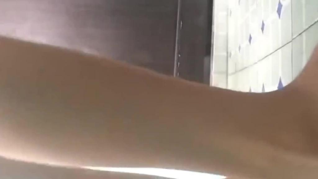 &nbsp;农村亲侄女的嫩逼，不敢操她，怕她妈妈打我，给了我一个避孕套让我灌满水操她，不过可以玩玩她... 预览截图 4