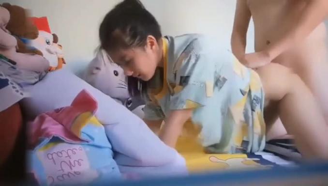 禽兽父亲日复一日的调教终于把女儿调教成了淫娃 预览截图 1