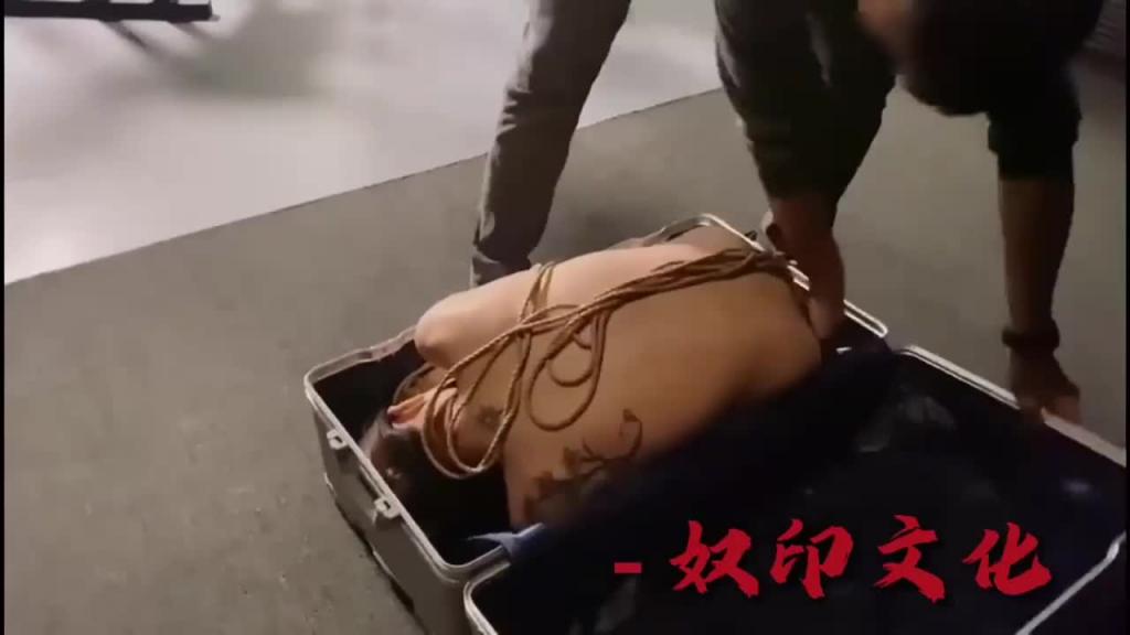 【出山就封神!】郑州[奴印文化]户外下大雪喝圣水玩人体蜈蚣1 预览截图 12