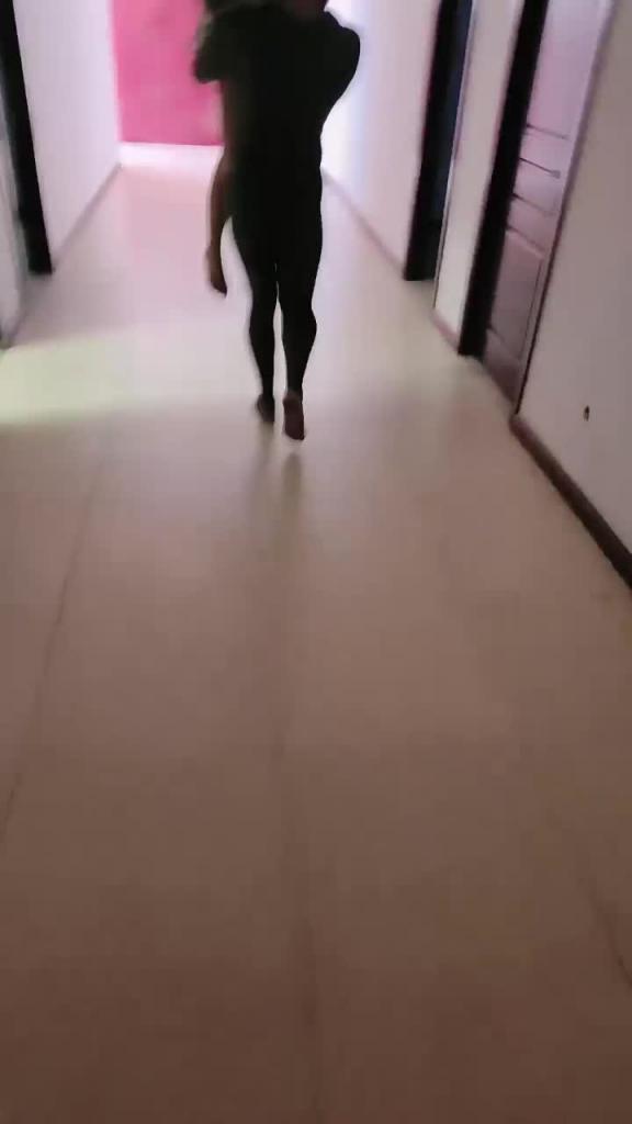 黑鬼爆草亚裔小妹疯狂群P蹂躏，群魔乱舞逮住小妹强硬扒光随便草，揉奶玩逼追到楼道里按强上草 预览截图 10