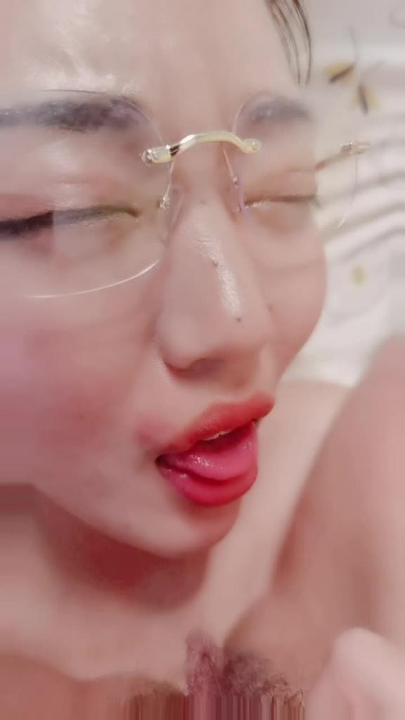 两个母狗小少妇露脸精彩大秀直播，淫声荡语互动好骚，吃奶玩逼浪叫不止，骑在脖子上尿她嘴里让她喝精彩刺激 预览截图 10