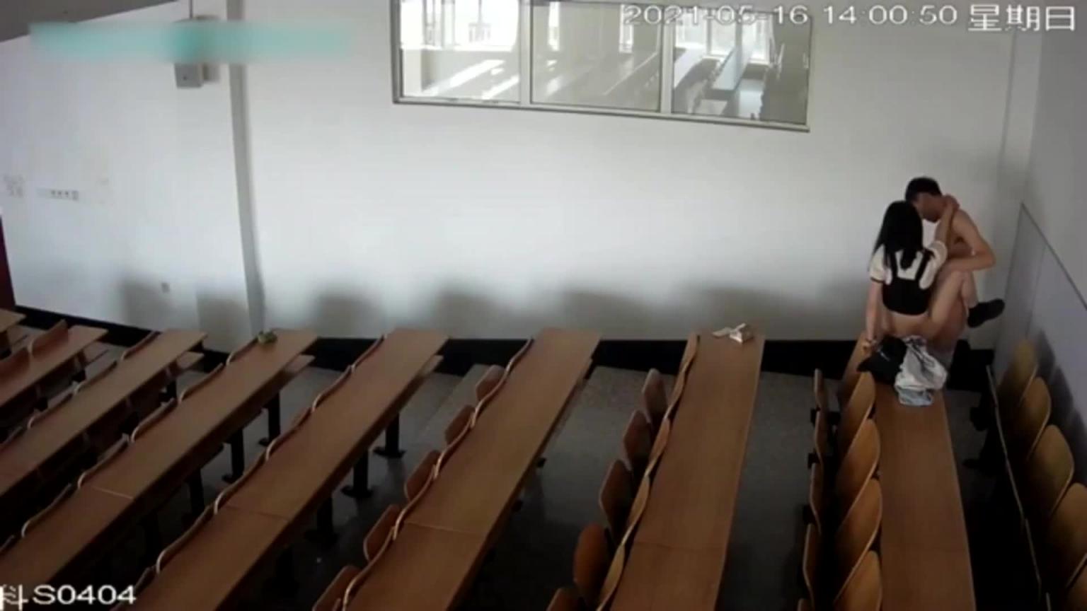 震惊！最新学校偷拍❤️黑龙江某大学讲座教室学生情侣偷偷做爱 预览截图 8