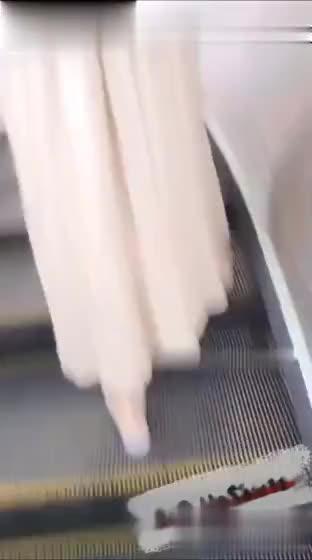 精品无内抄底,这是刚被操完就出门了 预览截图 1