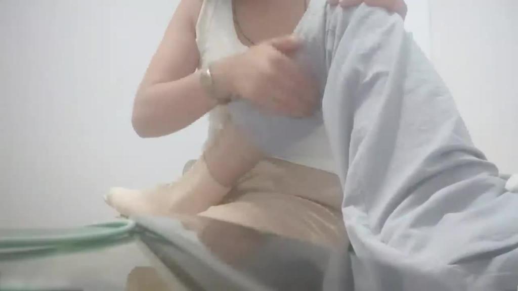 【小辉探花】按摩店忽悠人妻打飞机不过瘾脱掉裤子主动坐上来 预览截图 4