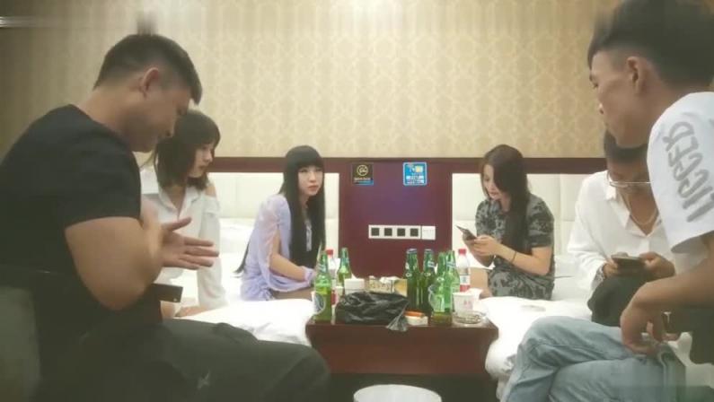 三对夫妻打牌脱衣的换妻游戏。娇妻换着玩呻吟不断! 预览截图 1