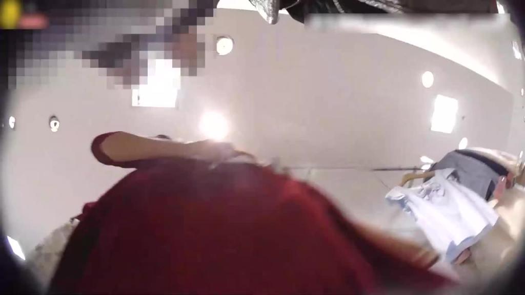 【抄底】偷拍店员小妹性感的裙底风光 预览截图 10