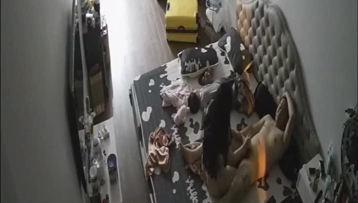 居家监控偷拍裸体夫妻趁孩子睡觉了赶紧来一炮 预览截图 11