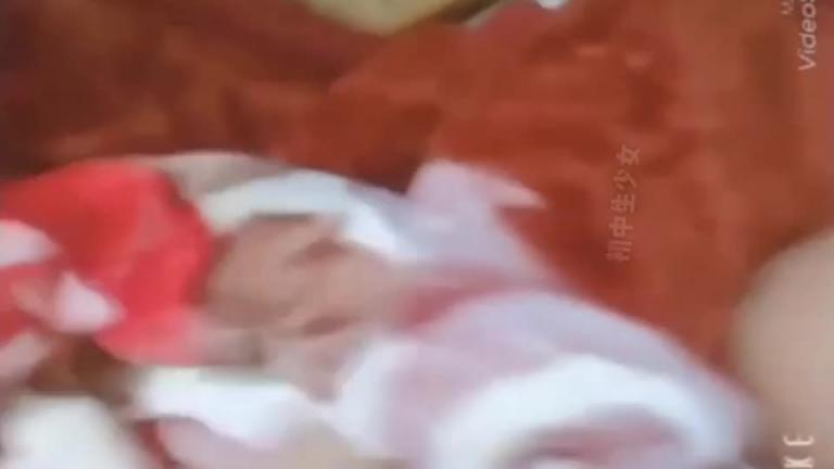 趁父母不在家对妹妹下手,爆操妹妹白虎处女小嫩逼 预览截图 3