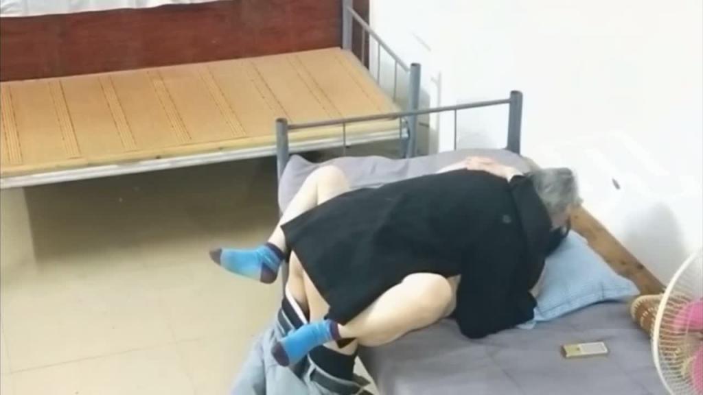 窗口偷拍公公和儿媳在家通奸乱伦 预览截图 9