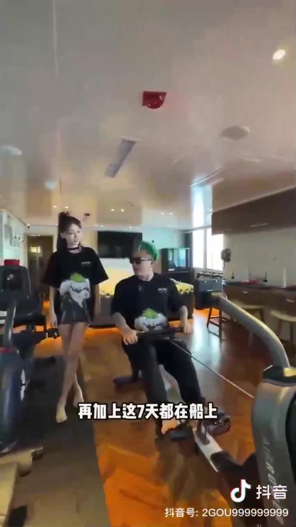 【独家新瓜】抖音千万网红[李二狗]泳池战神一龙四凤！泳池边淫乱性趴群P盛宴 预览截图 2
