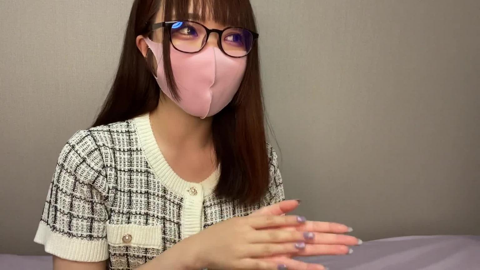 如今的她是一位表情严肃但实际上很调皮很淫荡的眼镜女人-祗园寺美游 预览截图 1