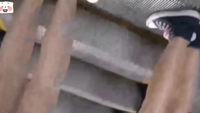 【街射】强摸被骂,在少女面前漏鸟吓的放下笔就跑 预览截图 4