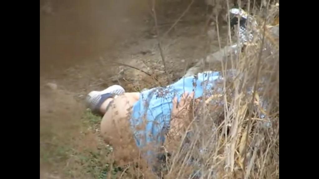 网曝不雅门事件,西安桃花潭公园两学生情侣荒草掩护席地野战,干完用纸巾擦一擦 预览截图 3