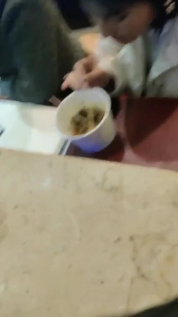 [勾搭大学生妹]公司新来的大学生妹子，没想到奶子如此坚挺，勾搭拿下！ 预览截图 1