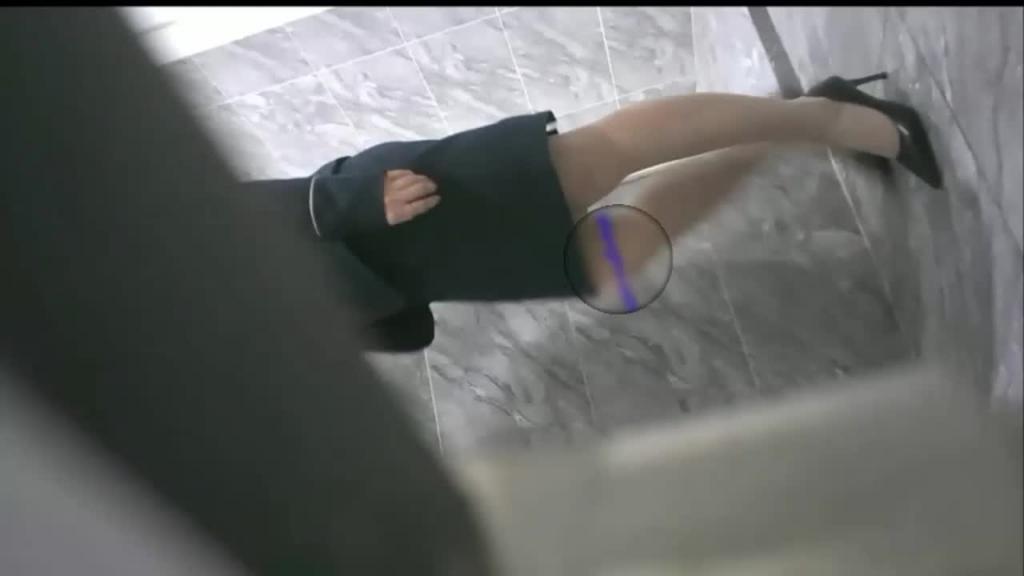 【独家放送】某平台签约女主的蹲点厕拍,差点被发现,颜值天花板 预览截图 2