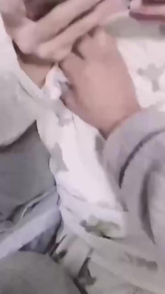 妹妹躺在床上打王者突然闯入强上妹妹 预览截图 4