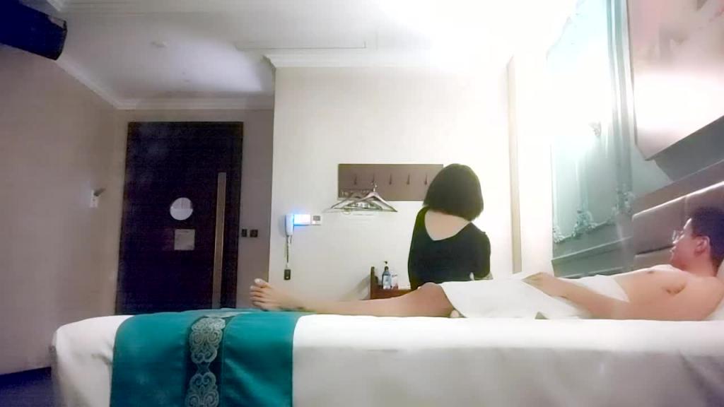 会所找女技师，豹纹短裙骚货开档丝袜诱惑，一顿输出暴操 预览截图 8