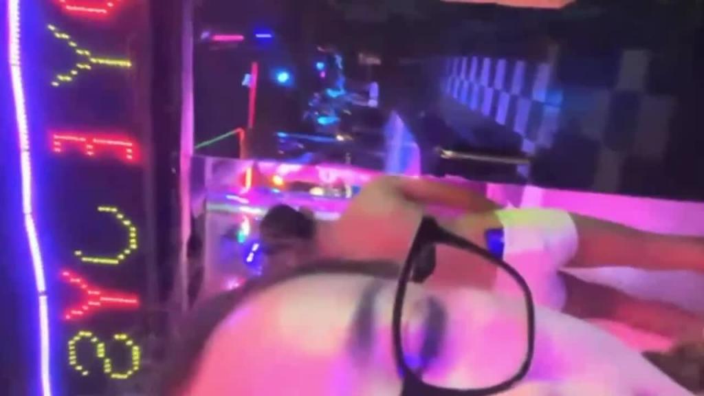 【新作换口味】网红女神鸭店找男模 厕所直接开干 最后带个伪娘为酒店操逼 预览截图 5
