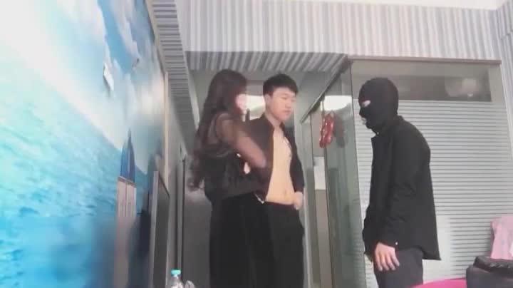 【绿帽淫妻】捉奸反被羞辱,你舔我的逼里头有他的精液 预览截图 5