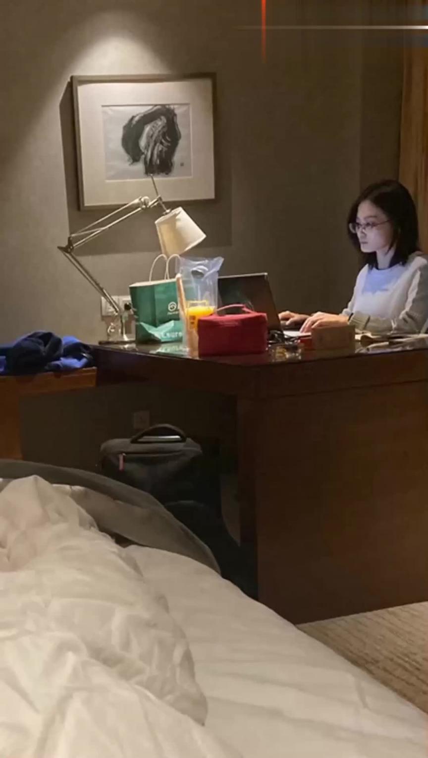 【反差眼镜学生妹】高中萝莉眼镜妹+知性眼镜少妇+大学眼镜大学生合集 预览截图 10