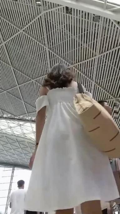 机场抄底白色连衣裙气质美女裙底 公主裙骚浪小萝莉穿着透明骚丁 毛都盖不住真欠操 预览截图 3