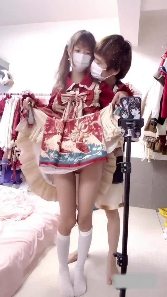 {哥哥诱奸洛丽塔妹妹}趁父母不在家饥渴的兄妹乱伦解渴.双马尾萝莉天花板! 预览截图 2