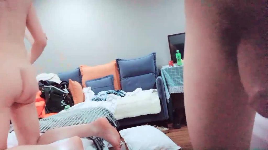2/3两个小伙3P风骚美人妻,身材苗条妩媚妖娆,前后夹击轮番上场 预览截图 8
