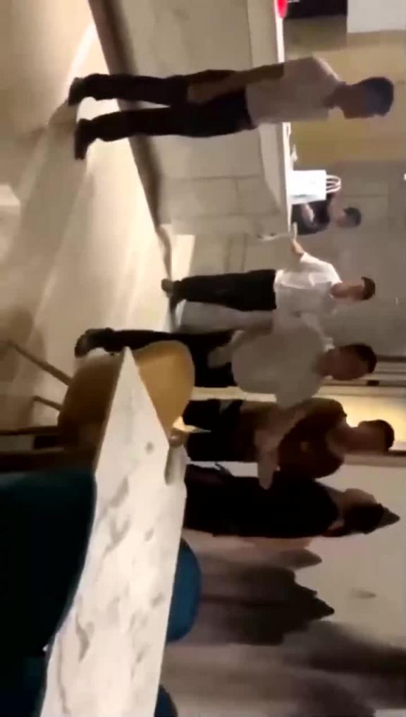 【每日一捉】男子带人捉奸,屋内竟然是两男一女 预览截图 6
