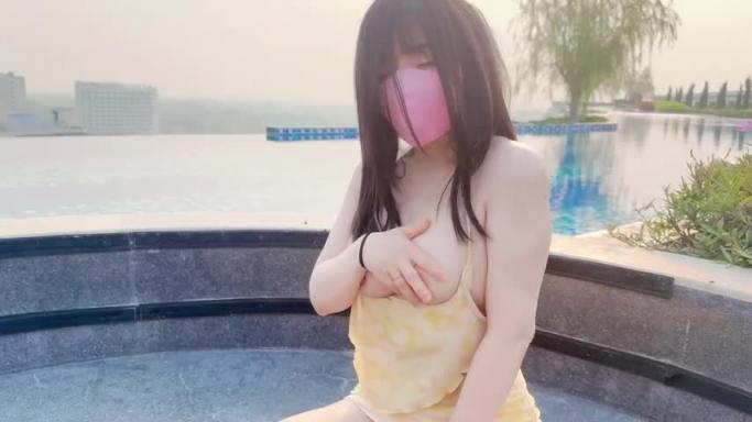 室外泳池巨乳露出被内射 预览截图 3