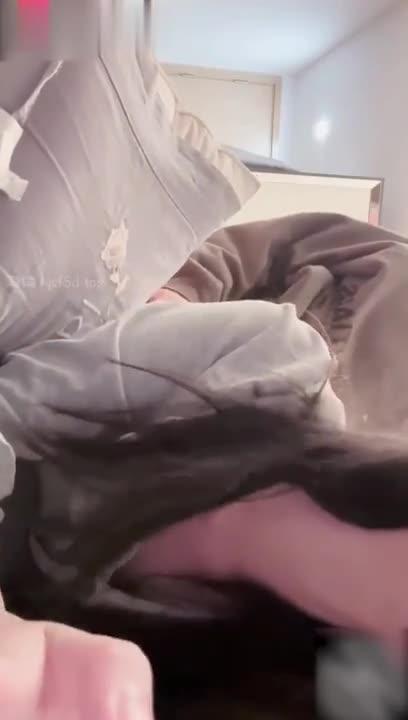 【兄妹乱伦】趁着妹妹在打王者不能动 一点点把她裙子脱下来了 预览截图 9