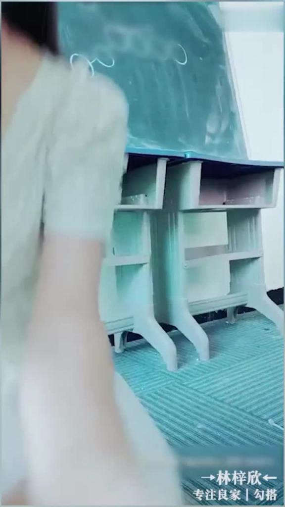 【桑桑老师】塞着跳蛋上数学课,粉丝们疯狂刷礼物,震得直接炮厕所喷水了(超经典) 预览截图 4