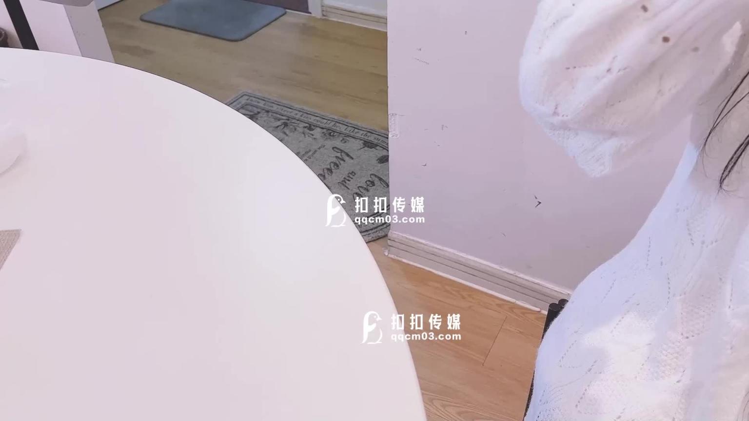 「扣扣传媒」下药迷奸大学暗恋的女同学/ QQOG-029 预览截图 1