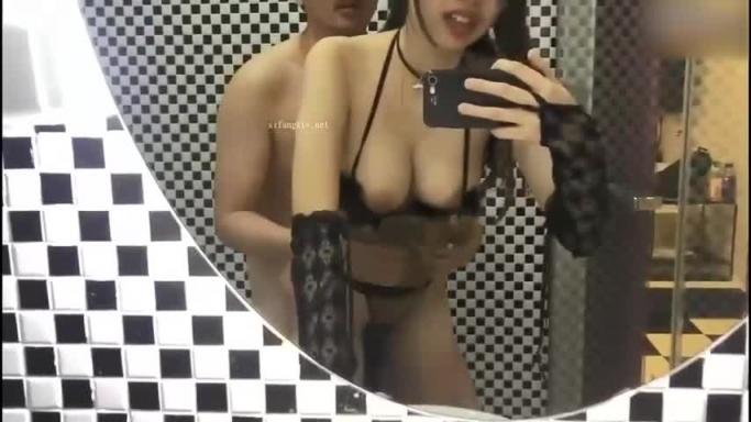 华南师范大学极品眼镜反差婊_刘璐_卫生间自拍穿着情趣内衣不停呻吟 预览截图 3