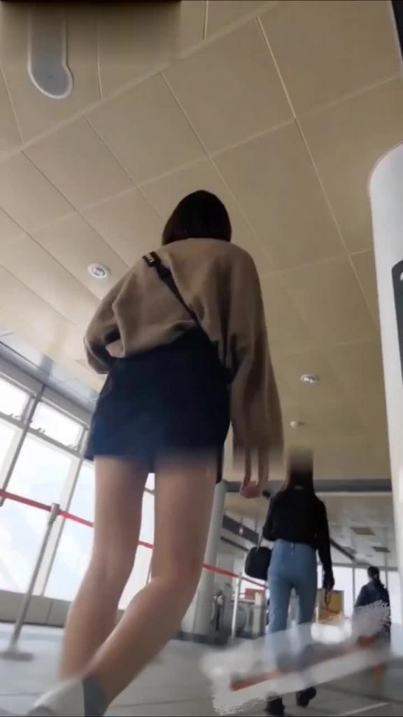 【偷拍精品】精品无内抄底，这是刚被操完就出门了 预览截图 2
