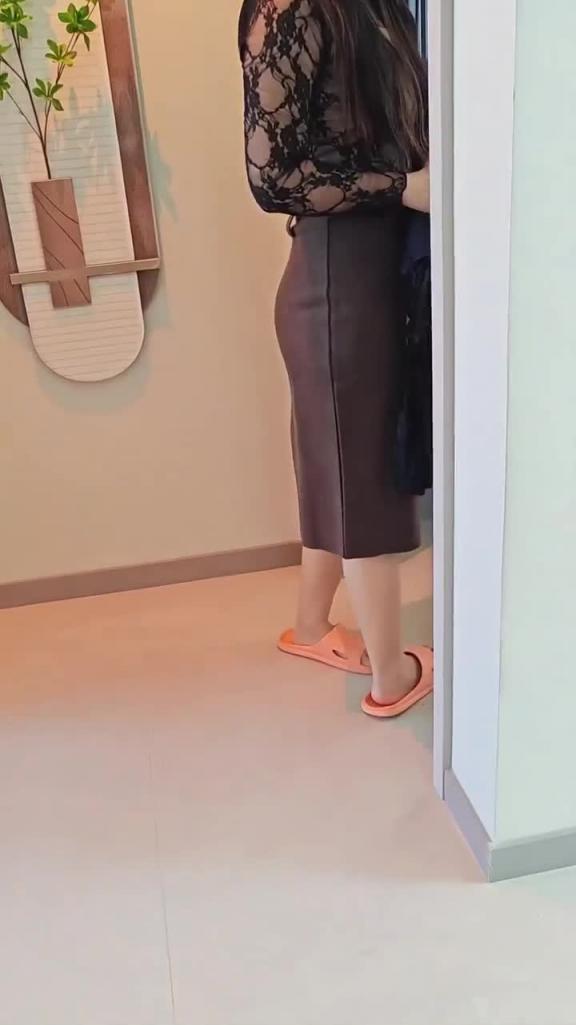 儿子带着老妈阳台对着外面口交,卖力操爽亲妈 预览截图 1