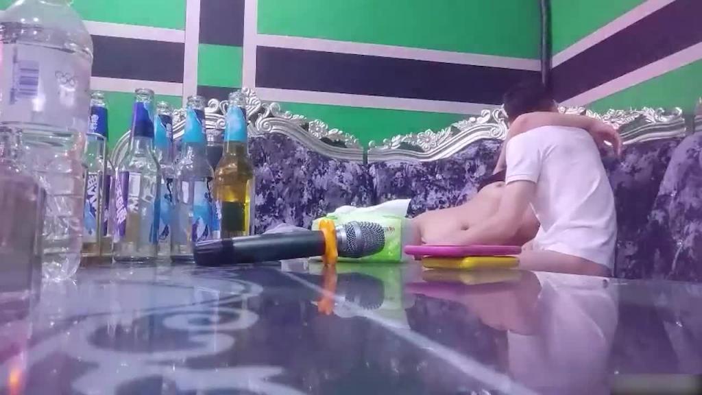ktv勾搭极品大胸公主,商K包间玩小妹舌吻啪啪 预览截图 6