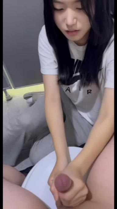 毁三观【师生乱伦】贵州高中男老师勾引女学生去厕所打飞机,群P调教女学生 预览截图 2