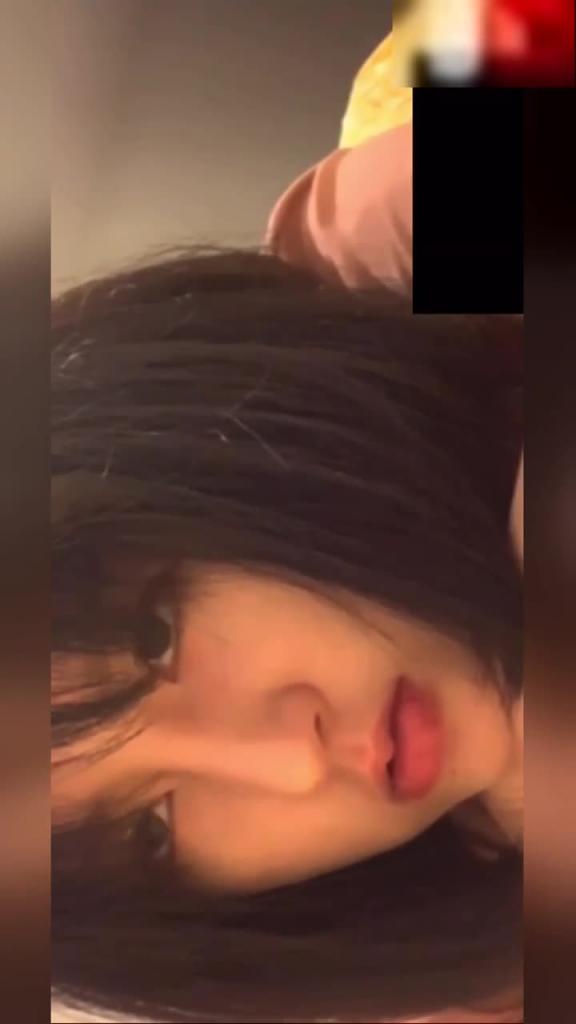 【裸聊实录】真实勾搭短发美术生裸聊 因为一张截图很多人找 预览截图 7