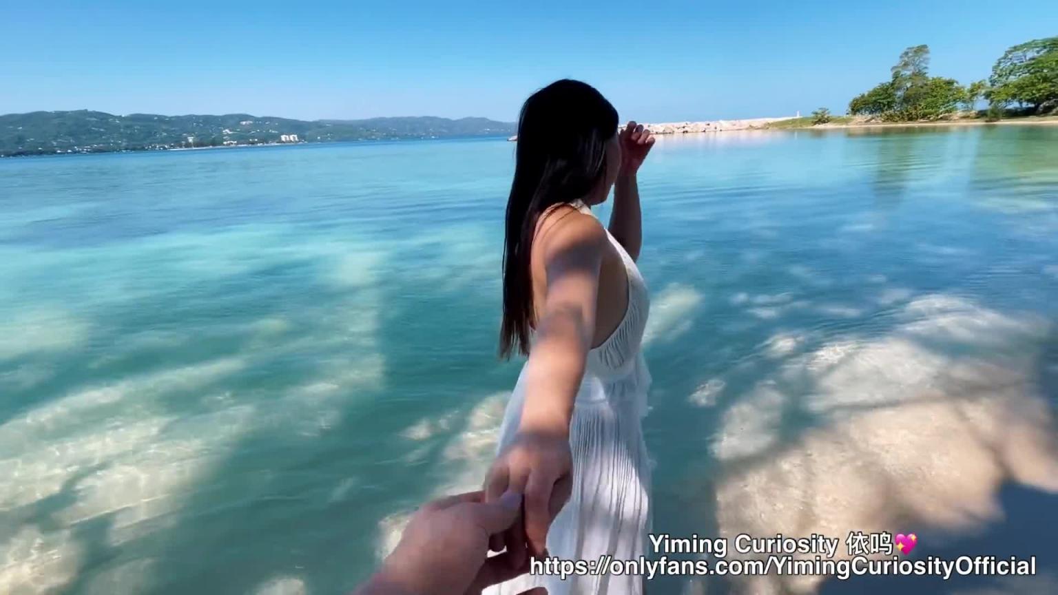 YimingCuriosity 依鸣 - 度假海滩被操翻 户外野战 中文字幕 国产剧情 中国留学生 网红学生剧情国—YimingCuriosity 预览截图 2